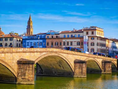 Ponte alla Carraia köprüsü ve Floransa, İtalya 'da Arno Nehri üzerindeki tarihi eski kasaba evleri