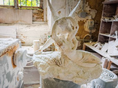 Volterra, İtalya, Toskana bölgesinde alçı taşı atölyesi. Kaymaktaşı oymaları, yumuşak bir kaya minerali.