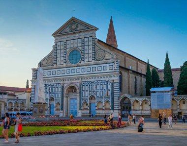 01 19 2025 İtalya Floransa. İtalya, Floransa 'da süslü gotik mermer cepheli Santa Maria Novella Bazilikası