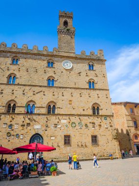 01 19 2025 Volterra, Toskana. Volterra 'nın sokak manzarası - İtalya' da eski bir kasaba, eski evler ve kulelerin bulunduğu bir tepenin üzerinde ortaçağ Toskana kasabası