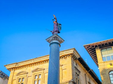 01 19 2025 Floransa, İtalya. Başkent Toskana 'nın insanlarıyla sokaklar ve binalar