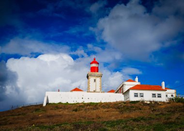 Cabo da Roca, Portekiz 'deki Avrupa kıtasının en batı noktası. Güneşli bir günde kayanın üzerindeki deniz fenerinin resimli görüntüsü.