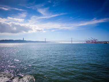 25 Nisan Köprüsü ve Cristo Rei Heykeli, Tagus Nehri. Panoramik manzara. 25. Bölge Lizbon 'un simgesi.
