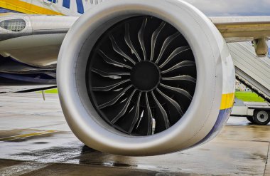 Modern bir uçağın jet motoru. Havaalanındaki bir uçak türbininin fotoğrafını çek.