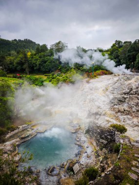 Sıcak su kaynayan Furnas, Sao Miguel Adası, Azores, Portekiz. Jeotermal aktiviteli fırınlar köyü, kaynayan kaplıcalarla 