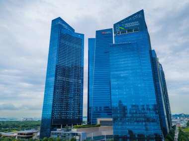 03 12 2025 Singapur. Singapur silueti ve merkez ticaret bölgesi. Marina Körfezi 'ndeki modern şehir manzaralı gökdelenler. 