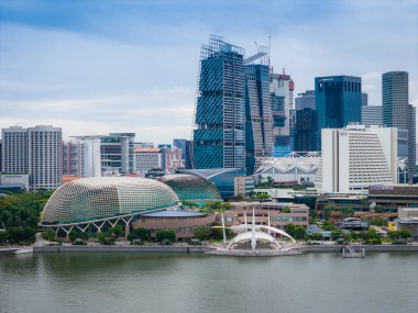 03 15 2025 Singapur. Esplanade - Körfezdeki tiyatrolar, Marina Körfezi 'nin Singapur silueti. Şehir merkezinin manzarası. Hava aracı görünümü