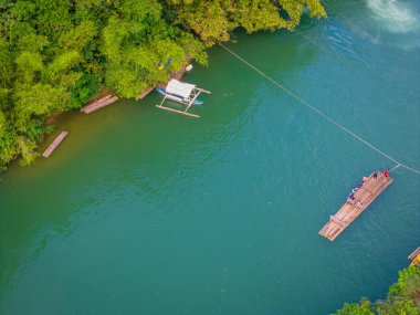 Filipinler 'deki Bohol adasında palmiye ağaçları olan Loboc Nehri. Nehir seyahatleri için popüler olan insansız hava aracı görüntüsü 
