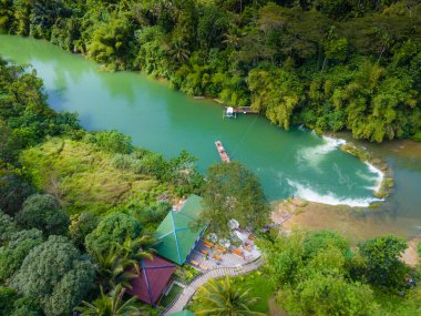 Filipinler 'deki Bohol Adası' nda küçük şelale ve nehir eşiği olan Loboc Nehri. Nehir seyahatleri için popüler olan insansız hava aracı görüntüsü 