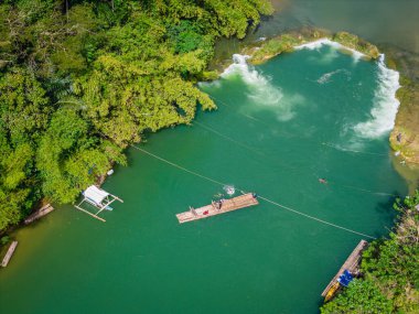 Filipinler 'deki Bohol Adası' nda küçük şelale ve nehir eşiği olan Loboc Nehri. Nehir seyahatleri için popüler olan insansız hava aracı görüntüsü 