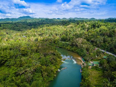 Filipinler 'deki Bohol Adası' nda küçük şelale ve nehir eşiği olan Loboc Nehri. Nehir seyahatleri için popüler olan insansız hava aracı görüntüsü 