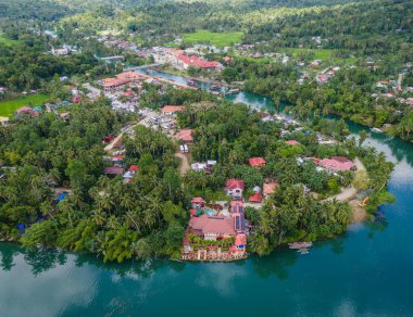 Bohol Adası, Filipinler 'de Loboc Nehri gezisi. Nehir seyahatleri için popüler olan insansız hava aracı görüntüsü 