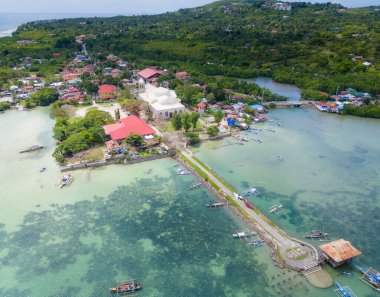 Filipinler 'in Bohol Adası, Panglao' daki Dauis kasabası. Kıyı manzarasının hava aracı görüntüsü