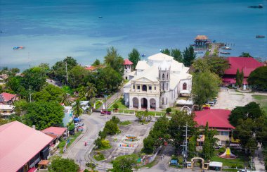 04 13 2025 - Panglao, Filipinler. Panglao, Bohol Adası 'ndaki Dauis Hanımı Kilisesi. Filipinler 'in hava aracı görüntüsü