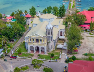 04 13 2025 - Panglao, Filipinler. Panglao, Bohol Adası 'ndaki Dauis Hanımı Kilisesi. Filipinler 'in hava aracı görüntüsü