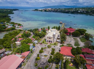 04 13 2025 - Panglao, Filipinler. Panglao, Bohol Adası 'ndaki Dauis Hanımı Kilisesi. Filipinler 'in hava aracı görüntüsü