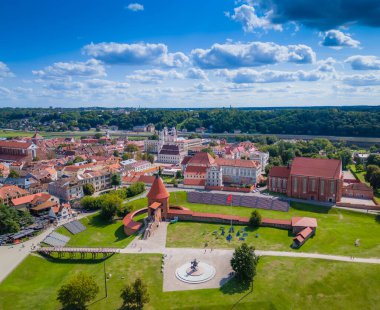 Kaunas Kalesi, Litvanya 'nın eski bir kasabasında. Kaunas şehir merkezinin panoramik hava aracı görüntüsü 