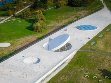 Kaunas 'ın Nemunas adasında bulunan yeni Ulusal Bilim ve Yenilik Merkezi' nin havadan görünüşü. Drone fotoğrafı