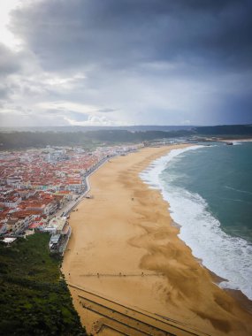 Portekiz, Nazare plajının havadan görünüşü. Nazare şehrinin panoramik manzarası