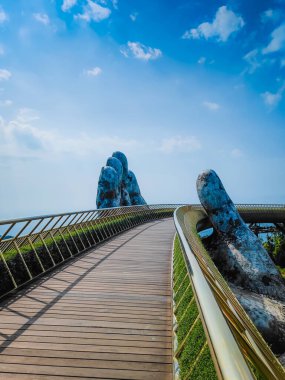 Ba Na tepelerindeki Boş Altın Köprü, Da Nang, Vietnam güneşli bir günde. İki dev beton el kaldırdı. Dağlardaki ikonik dünyaca ünlü köprü