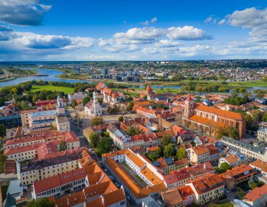 Kaunas 'ın eski kasabası, Litvanya. Kaunas şehir merkezinin panoramik insansız hava aracı görüntüsü ve birçok tarihi bina.