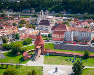 Kaunas Kalesi, Litvanya 'nın eski bir kasabasında. Kaunas şehir merkezinin panoramik hava aracı görüntüsü 