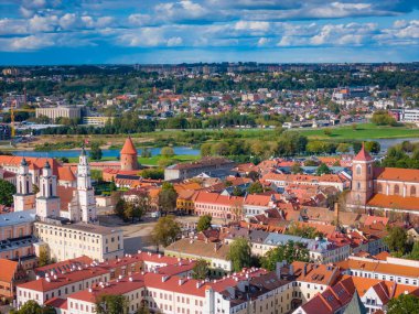 Kaunas 'ın eski kasabası, Litvanya. Kaunas şehir merkezinin panoramik insansız hava aracı görüntüsü ve birçok tarihi bina.