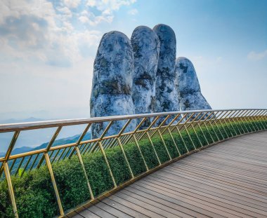 Ba Na tepelerindeki Boş Altın Köprü, Da Nang, Vietnam güneşli bir günde. İki dev beton el kaldırdı. Dağlardaki ikonik dünyaca ünlü köprü
