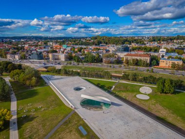 Kaunas 'ın Nemunas adasında bulunan yeni Ulusal Bilim ve Yenilik Merkezi' nin havadan görünüşü. Drone fotoğrafı