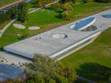 Kaunas 'ın Nemunas adasında bulunan yeni Ulusal Bilim ve Yenilik Merkezi' nin havadan görünüşü. Drone fotoğrafı