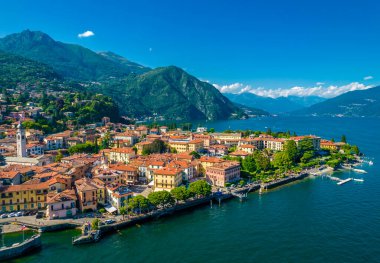 Menaggio, Como Gölü. Dağlarla çevrili ve Como Lake, Lombardy, İtalya 'da bulunan hava panoramik manzaralı Menaggio kasabası