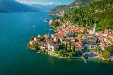 Varenna, Como Gölü. Dağlar, mavi gökyüzü ve turkuaz suyla çevrili ve Como Lake, Lombardy, İtalya 'da yer alan havadan panoramik manzara
