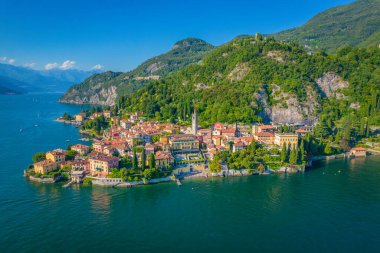 Varenna, Como Gölü. Dağlar, mavi gökyüzü ve turkuaz suyla çevrili ve Como Lake, Lombardy, İtalya 'da yer alan havadan panoramik manzara