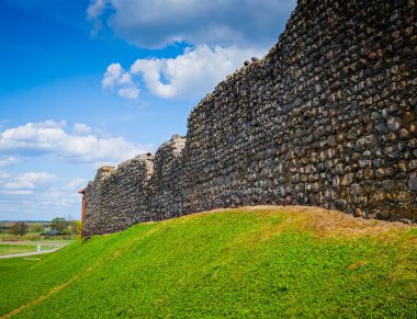 Medininkai, Litvanya 'da mavi gökyüzü arka planına sahip kale savunma taşı harabeleri