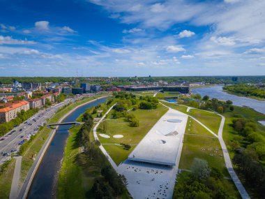 05 03 2025 - Kaunas, Litvanya. Kaunas 'taki Nemunas Adası. Serene ve çeşitli parklarda yürüyüş yolları, bilim müzesi ve Zalgiris arenası gibi çeşitli açık hava aktiviteleri sunuluyor. Hava aracı görünümü