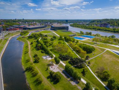 05 03 2025 - Kaunas, Litvanya. Kaunas 'taki Nemunas Adası. Serene ve çeşitli parklarda yürüyüş yolları, spor alanları ve Zalgiris arenası gibi çeşitli açık hava aktiviteleri sunuluyor. Hava aracı görünümü
