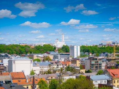 05 03 2025 - Kaunas, Litvanya. Kaunas şehri panoraması. Arka planda Hıristiyanlar Diriliş Kilisesi olan yeni şehir merkezi. Hava aracı görünümü