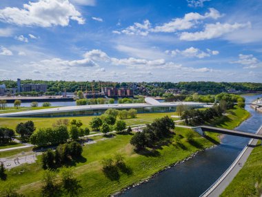 Kaunas 'ın Nemunas adasında bulunan yeni Ulusal Bilim ve Yenilik Merkezi' nin havadan görünüşü. Drone fotoğrafı