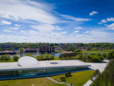 Kaunas 'ın Nemunas adasında bulunan yeni Ulusal Bilim ve Yenilik Merkezi' nin havadan görünüşü. Drone fotoğrafı