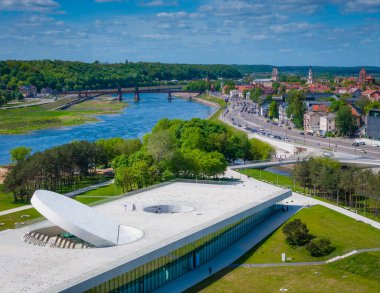 05 03 2025 - Kaunas, Litvanya. Kaunas 'ın Nemunas adasında bulunan yeni Ulusal Bilim ve Yenilik Merkezi' nin havadan görünüşü. Drone fotoğrafı
