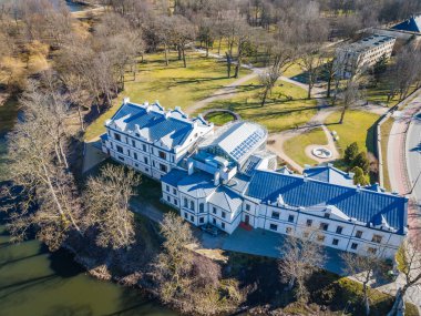 Kretinga Müzesi, Kretinga 'da Samogitia, Litvanya' da kışlık bahçesi olan bir malikane parkı. Hava aracı görünümü