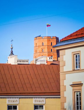 Vilnius 'un eski kasabasından Gediminas Kalesi manzaralı. Litvanya 'nın başkenti Vilnius Kalesi
