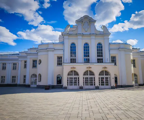 Kaunas Devlet Müzikal Tiyatrosu, eski adı Kaunas şehir tiyatrosu, Litvanya 'nın Kaunas kentindeki Liberty Avenue Laisves aleja' da yer almaktadır.