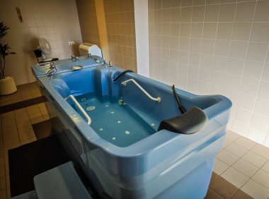 Litvanya SPA merkezindeki modern spa sanatoryumunun hidromasaj küveti.