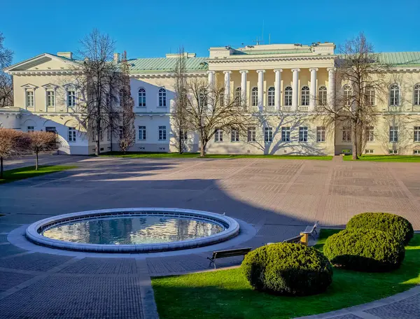 Litvanya Cumhuriyeti Başkanlık Sarayı 'nın avlusunda, arka bahçesinde yuvarlak bir çeşme var.