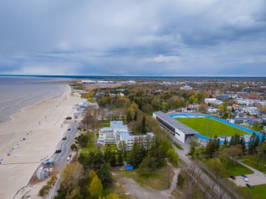 Deniz kenti Parnu 'nun havadan görünüşü. Baltık deniz kıyısındaki Estonya tatil köyünün kumlu plajlı insansız hava aracı görüntüleri. 
