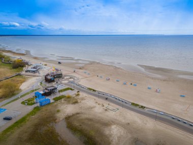 05 11 2025 - Parnu, Estonya. Deniz kenti Parnu 'nun havadan görünüşü. Baltık deniz kıyısındaki Estonya tatil köyünün kumlu plajlı insansız hava aracı görüntüleri. 
