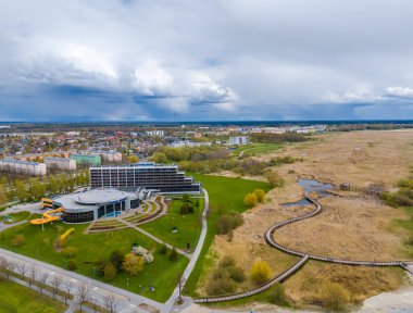 05 11 2025 - Parnu, Estonya. Parnu ve Tervise Paradiis Spa Oteli ve Su Parkı 'nın deniz manzarası. Estonya tatil beldesinin insansız hava aracı görüntüleri