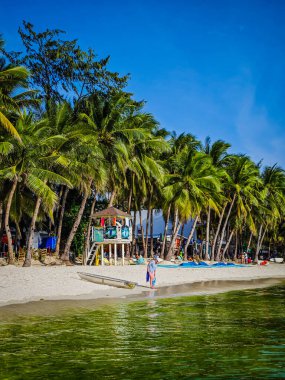 05 13 2025 Boracay, Filipinler. Büyük algler Filipinler 'deki Boracay adalarında zümrüt yeşili okyanus suları açıyor.