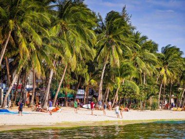 05 13 2025 Boracay, Filipinler. Filipinler 'deki tropikal Boracay adası plajı alglerin açtığı zümrüt yeşili okyanus suyu üretiyor.